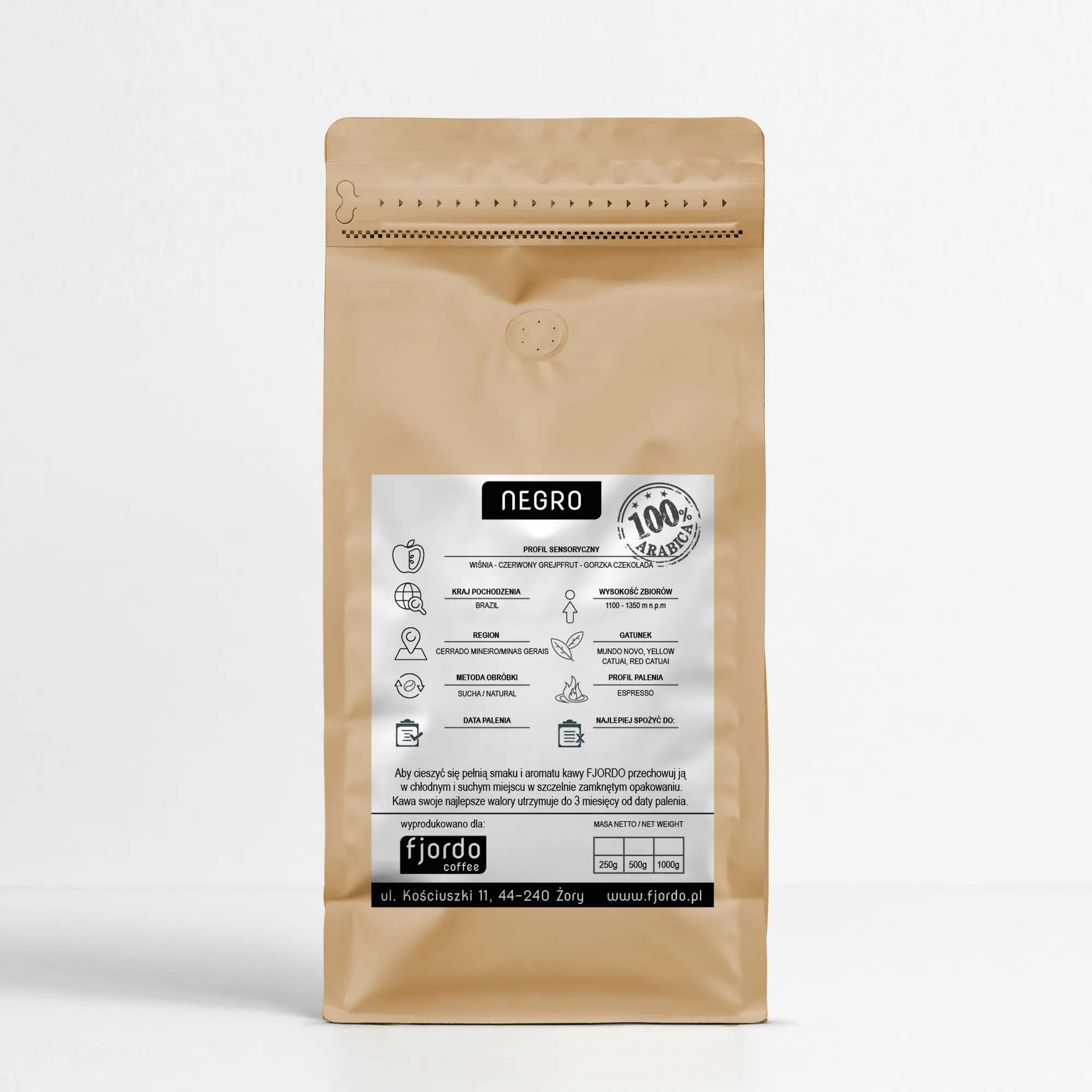 Tył opakowania kawy Fjordo Negro w kraftowej torebce z białą etykietą informacyjną i zameczkiem strunowym.