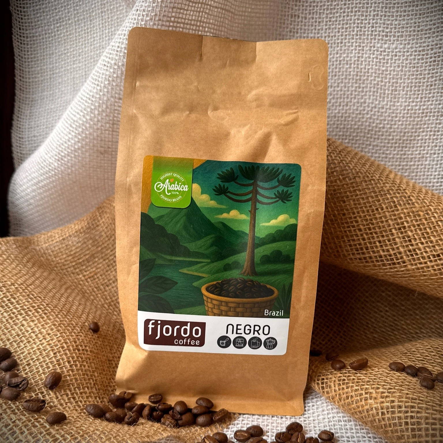 Opakowanie kawy Fjordo Negro - świeżo palona kawa Arabica z Brazylii w naturalnym świetle.