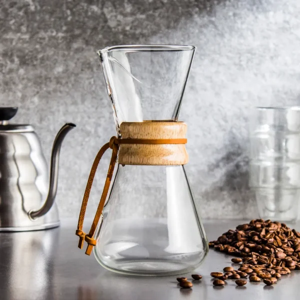 Zaparzacz Chemex w aranżacji z ziarnami kawy i czajnikiem gooseneck