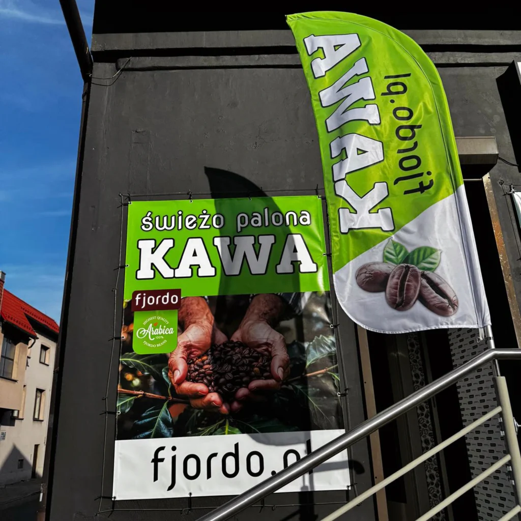 fjordo-sklep-stacjonary-zory-wejscie-1 Wejście do sklepu Fjordo w Żorach z banerem „Świeżo palona kawa”