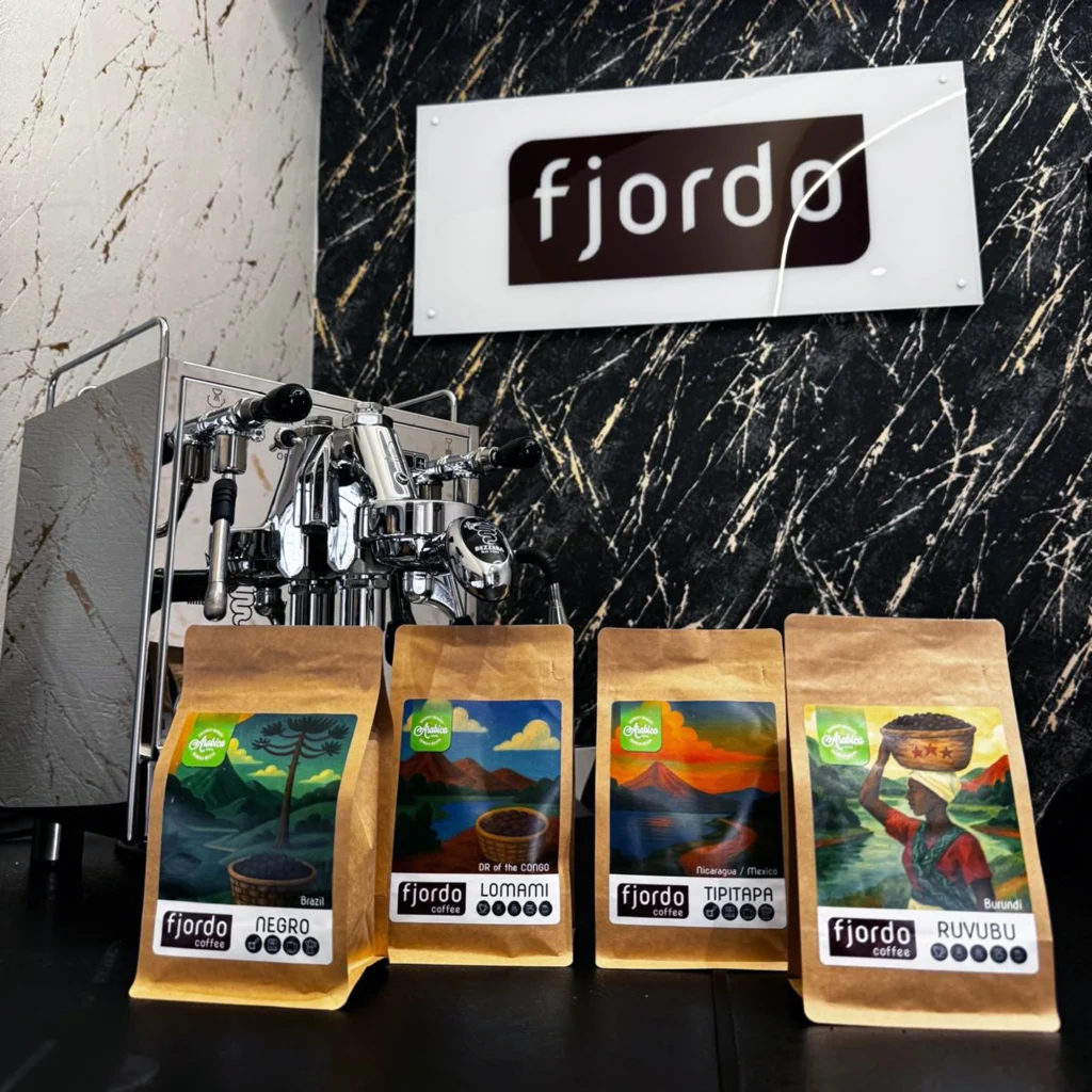 fjordo-sklep-stacjonary-zory-wnetrze-3 Opakowania kaw Fjordo Negro, Lomami, Tipitapa i Ruvubu stojące przy ekspresie do kawy w sklepie Fjordo w Żorach