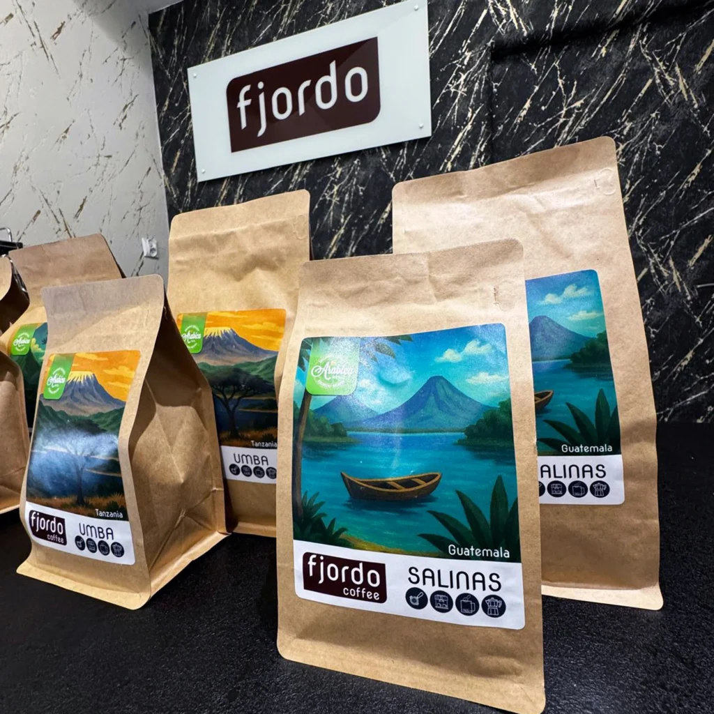 fjordo-sklep-stacjonary-zory-wnetrze-4 Opakowania kaw Fjordo Salinas i Umba na ladzie w sklepie Fjordo w Żorach