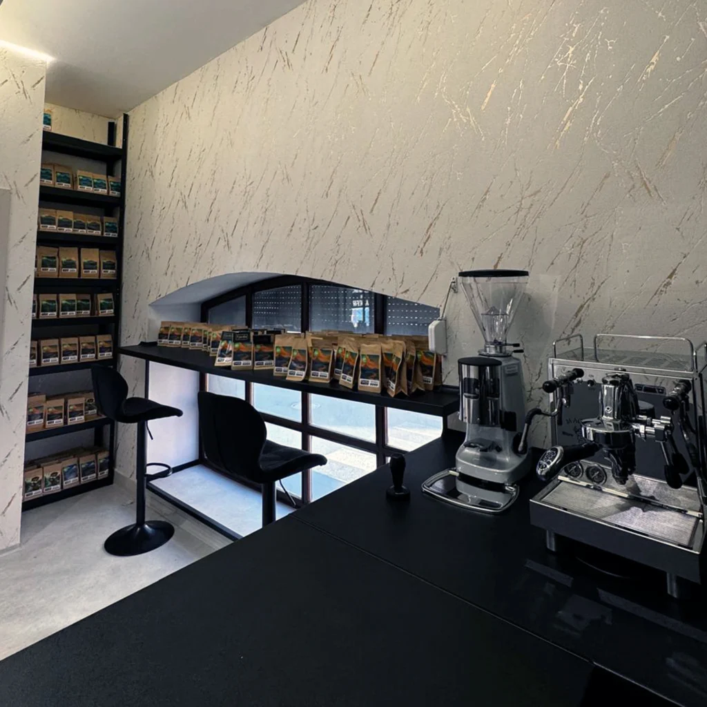 fjordo-sklep-stacjonary-zory-wnetrze-5 Wnętrze sklepu Fjordo w Żorach z ekspresem do kawy i półkami z opakowaniami kawy specialty