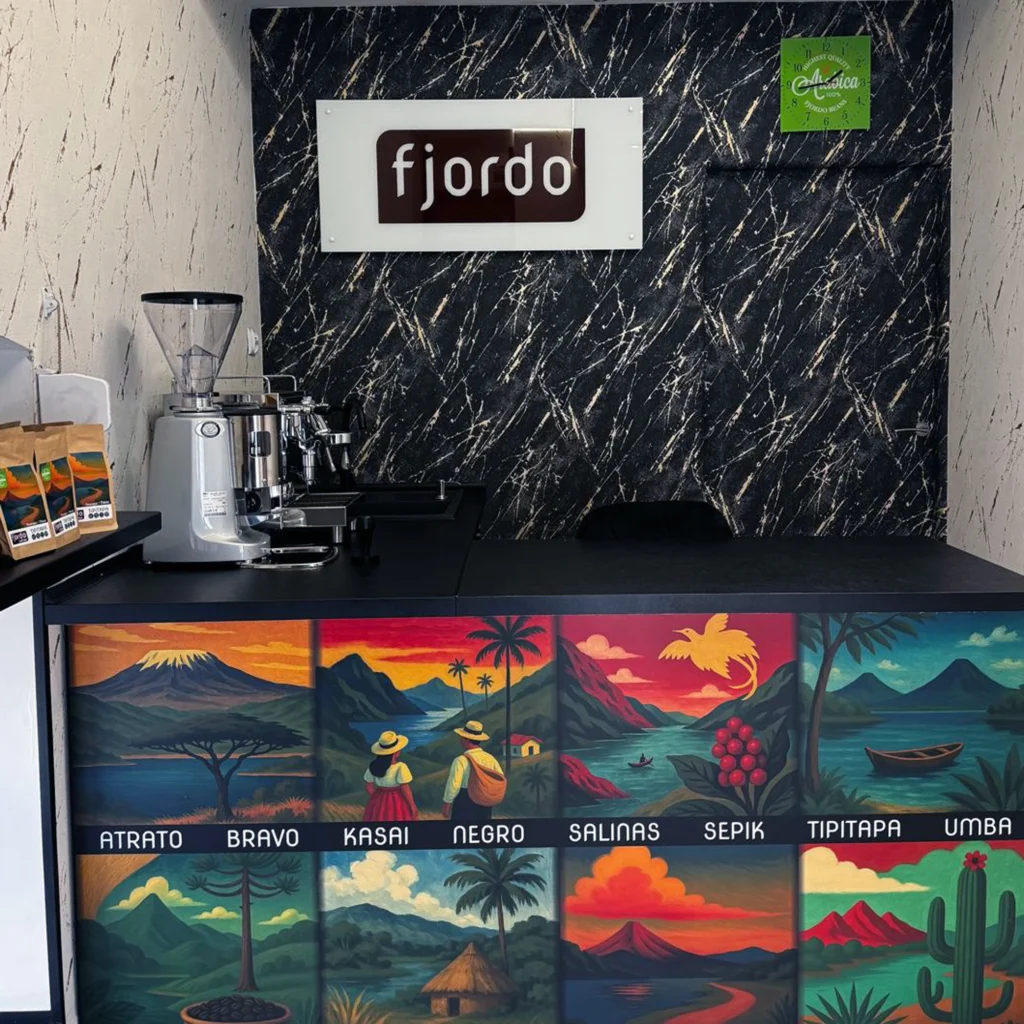 fjordo-sklep-stacjonary-zory-wnetrze-6 Lada sklepu Fjordo w Żorach z grafikami przedstawiającymi różne kawy Fjordo.