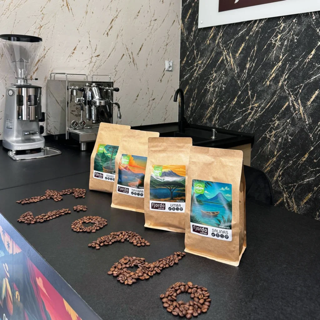 fjordo-sklep-stacjonary-zory-wnetrze-zestaw-kaw-2 Zestaw kaw Fjordo w sklepie stacjonarnym w Żorach z ziarnami ułożonymi w napis Fjordo i ekspresami do kawy w tle