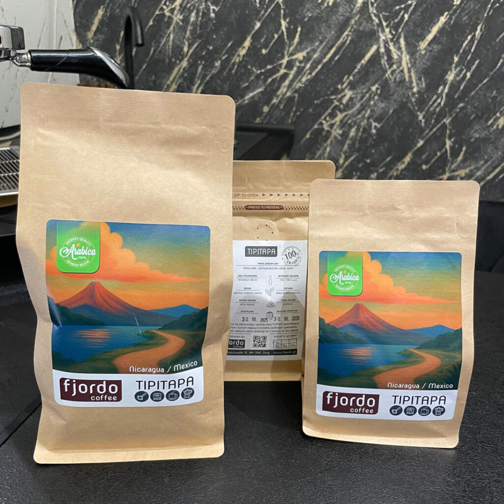 fjordo-zestaw-kaw-tipitapa-1 Zestaw kaw Fjordo Tipitapa w opakowaniach 250 g i 500 g z widocznym przodem i tyłem etykiety